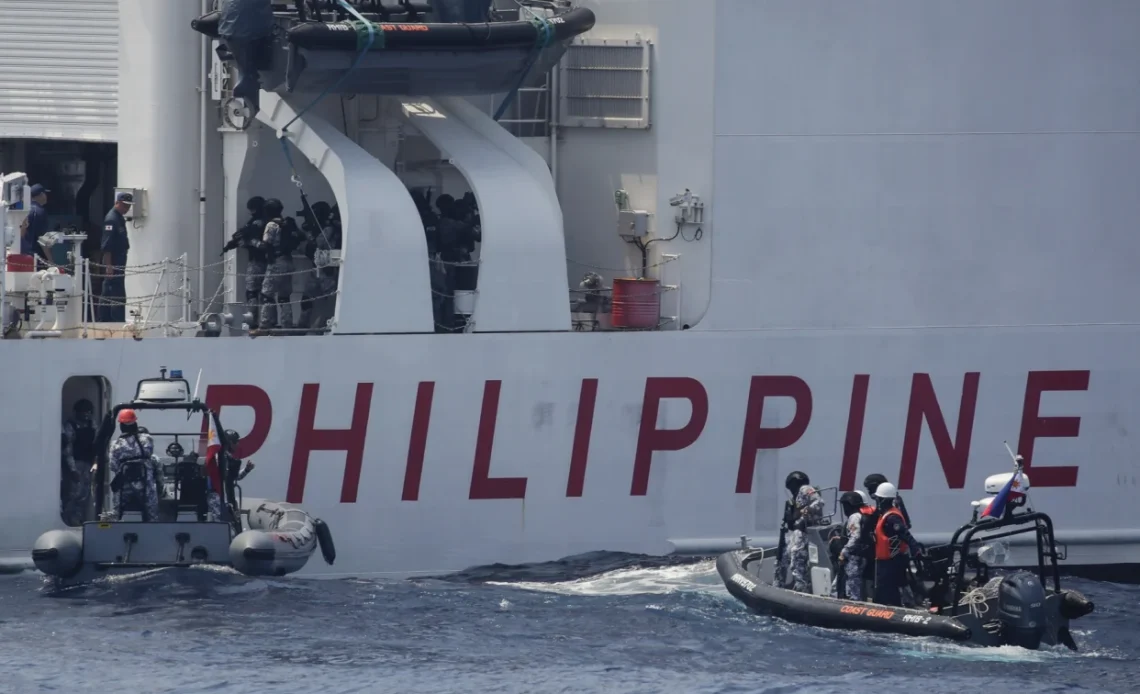 Autoridades filipinas retirando un barco chino