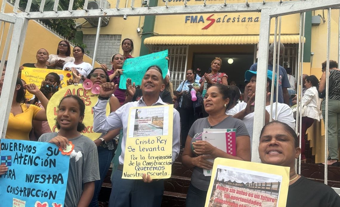 Protestan por terminación de aulas en centro educativo de Cristo Rey