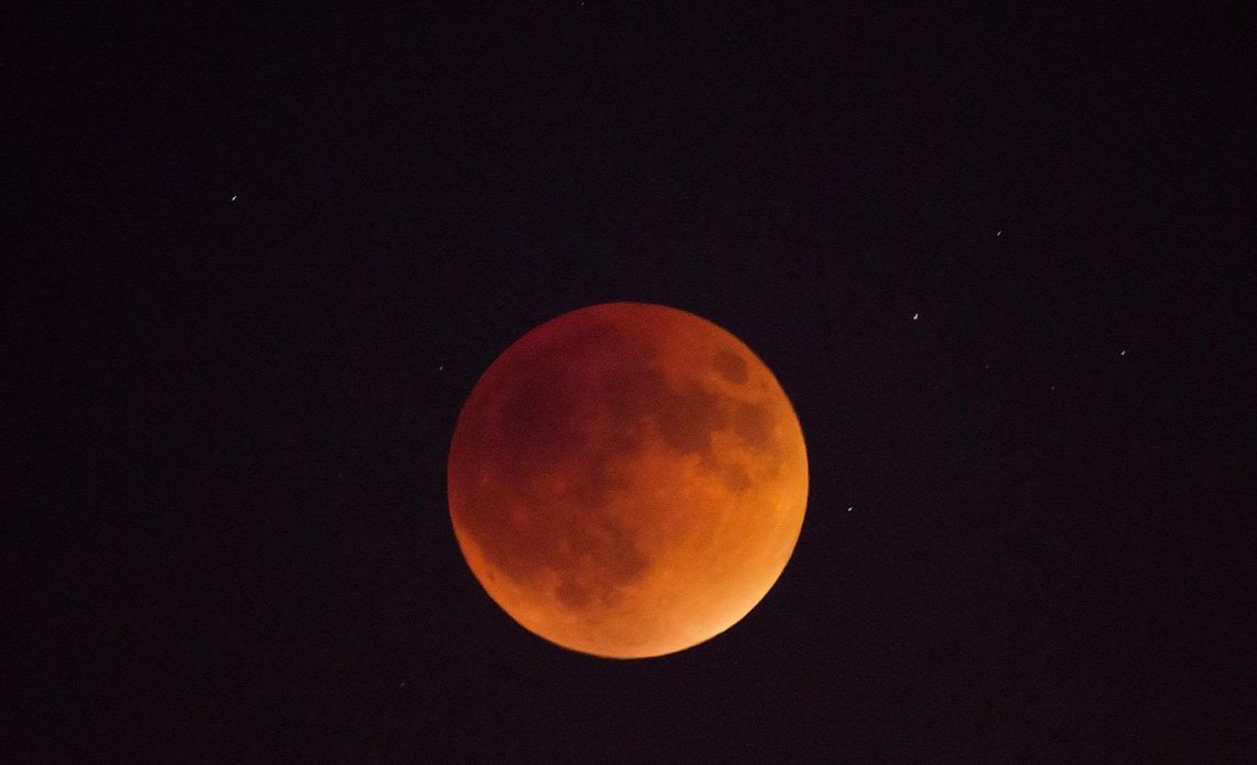 ¿Cómo y dónde ver el eclipse lunar y la superluna del martes?