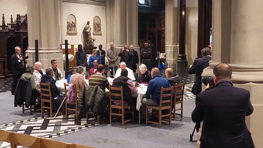 El papa acudió por sorpresa este sábado a la parroquia de San Gilles, en Bruselas, para desayunar en una mesa preparada en el interior del templo con un grupo de personas sin hogar y migrantes.