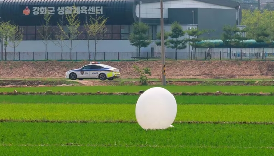 El gobierno de Kim Jong-un reanudo el lanzamiento masivo de globos con basura hacia Corea del Sur