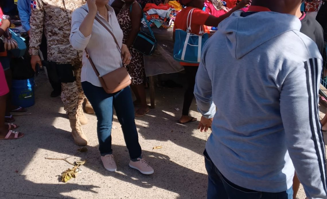 La gobernadora en el mercado fronterizo de Dajabón./