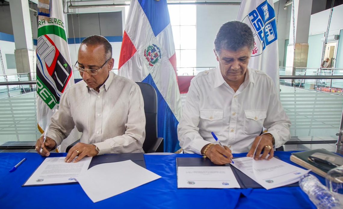 Opret y Alcaldía de SDO firman acuerdo para limpieza en estación del metro María Montez