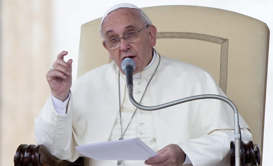 El papa reclama que "se oiga la voz de los pueblos que piden la paz"