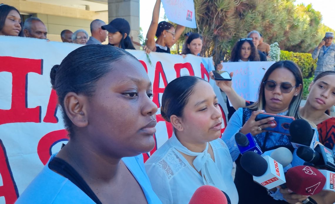 Familiares y allegados protestan por justicia en caso Paula Amarante