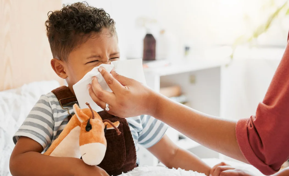 Virus que podría generar parálisis en los niños está en aumento. ¿Se deben preocupar los padres?