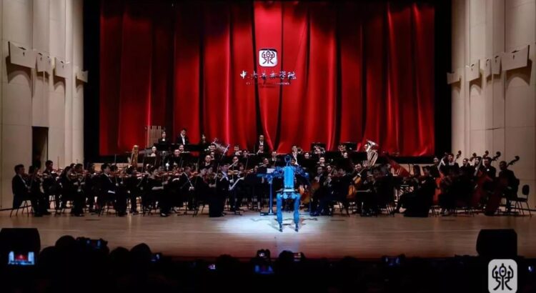 Robot actúa como director de una orquesta y revoluciona la música clásica en Pekín