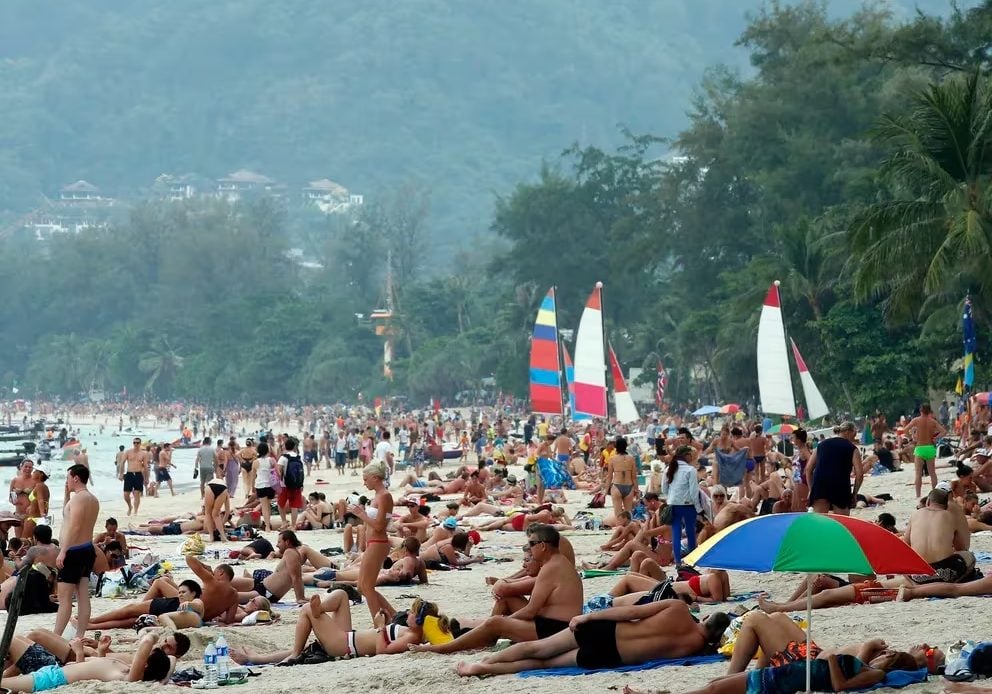 Turistas-en-Patong-Beach