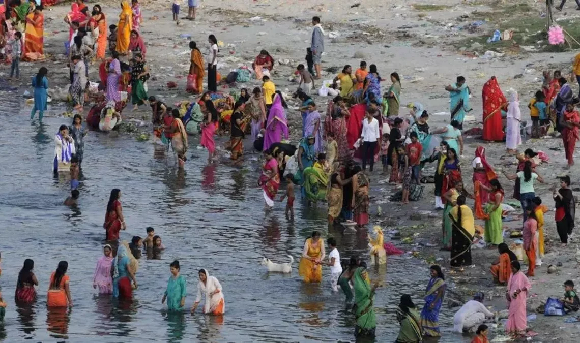 Mueren al menos 37 niños al ahogarse en la india cuando tomaban baños sagrados