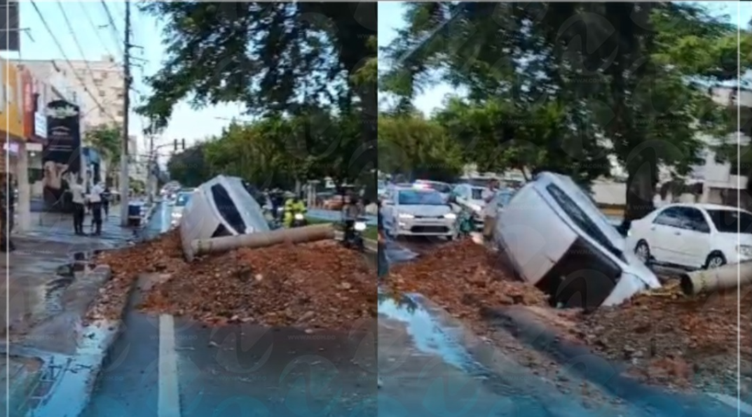 Hoyo se traga vehículo en avenida Núñez de Cáceres