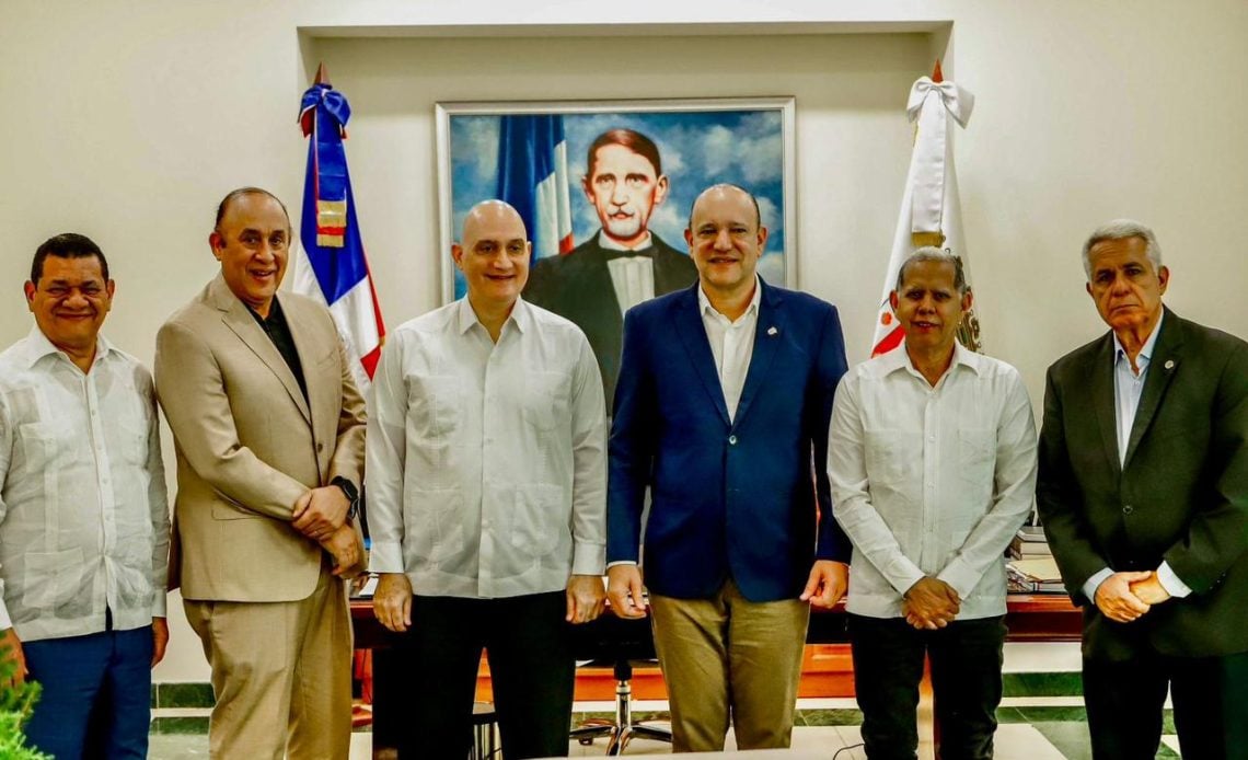 Alcalde de Santiago junto al ministro de Economía y otras autoridades