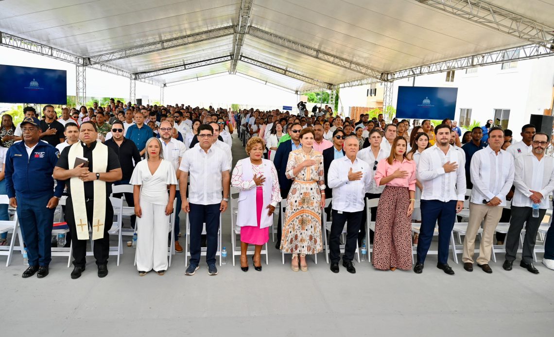 Ministerio de la Mujer realiza entrega de Bono Mujer en proyecto habitacional en SDE