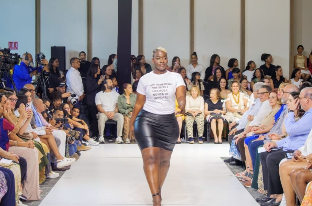 Modelos tallas grandes imponen curvas con emotivo mensaje en RDFW